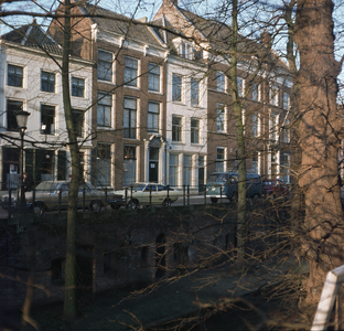 849207 Gezicht op de voorgevels van de panden Nieuwegracht 41 (rechts) -47 te Utrecht.